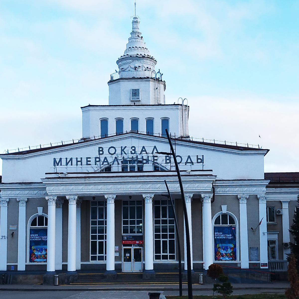 Красивое здание вокзала