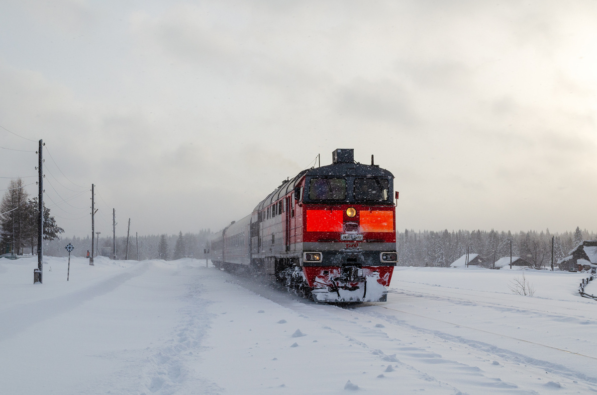 2ТЭ116К-1388 (секция Б) с поездом № 6394/6944 отправляется со станции Рассоленко