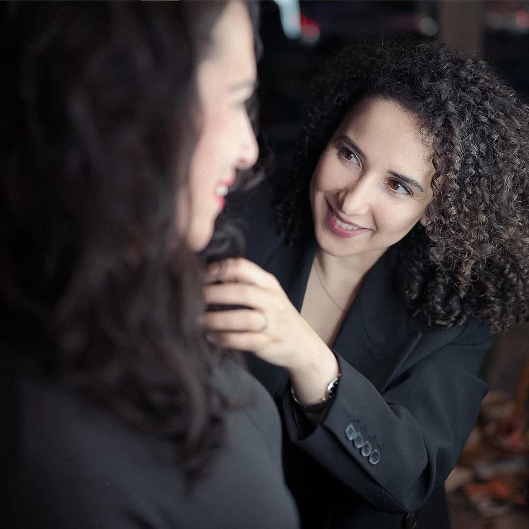 Основатель ICE CURLY Айсель Мовлаева за работой