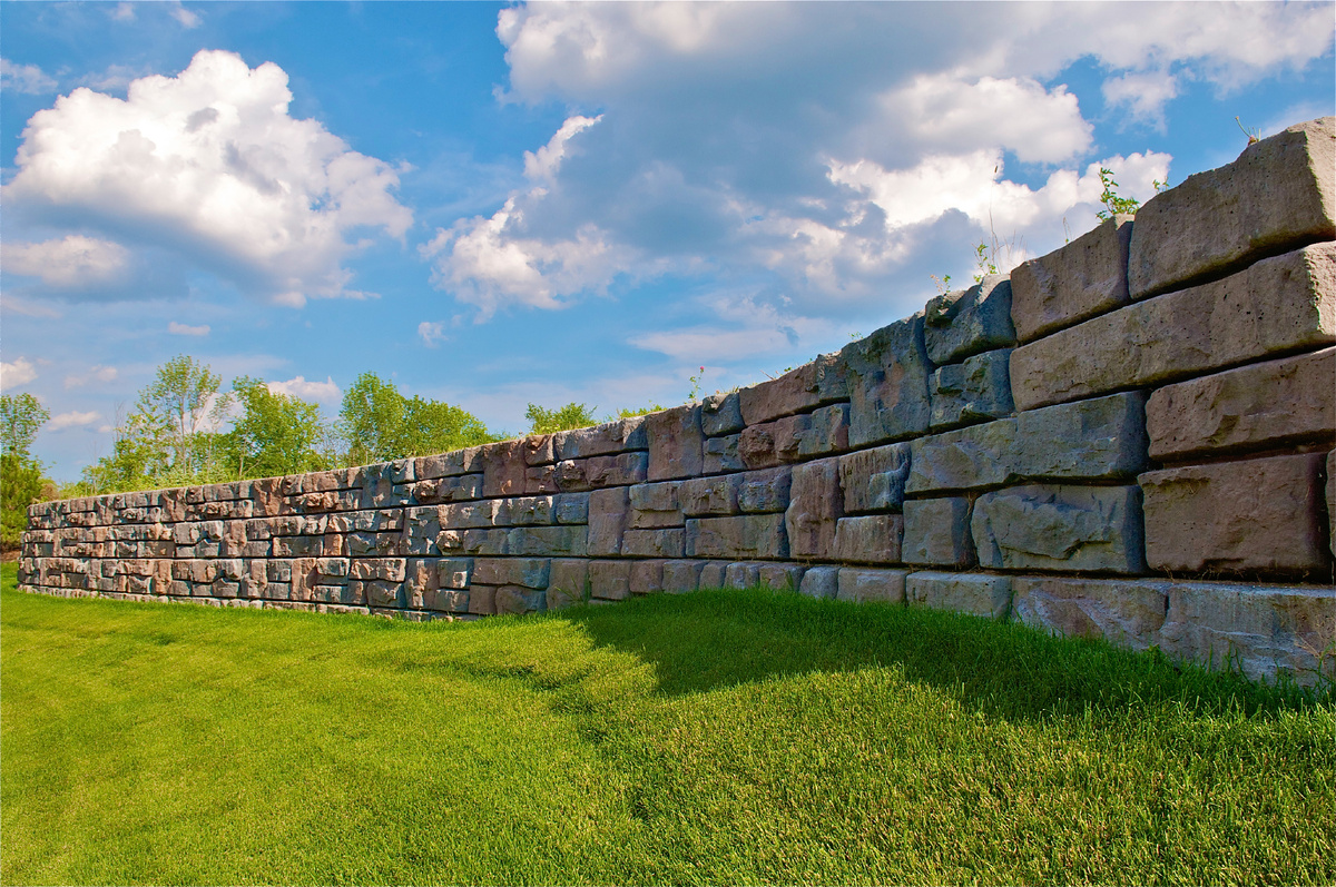 Подпорная стена из бетонных блоков с готовой лицевой отделкой.