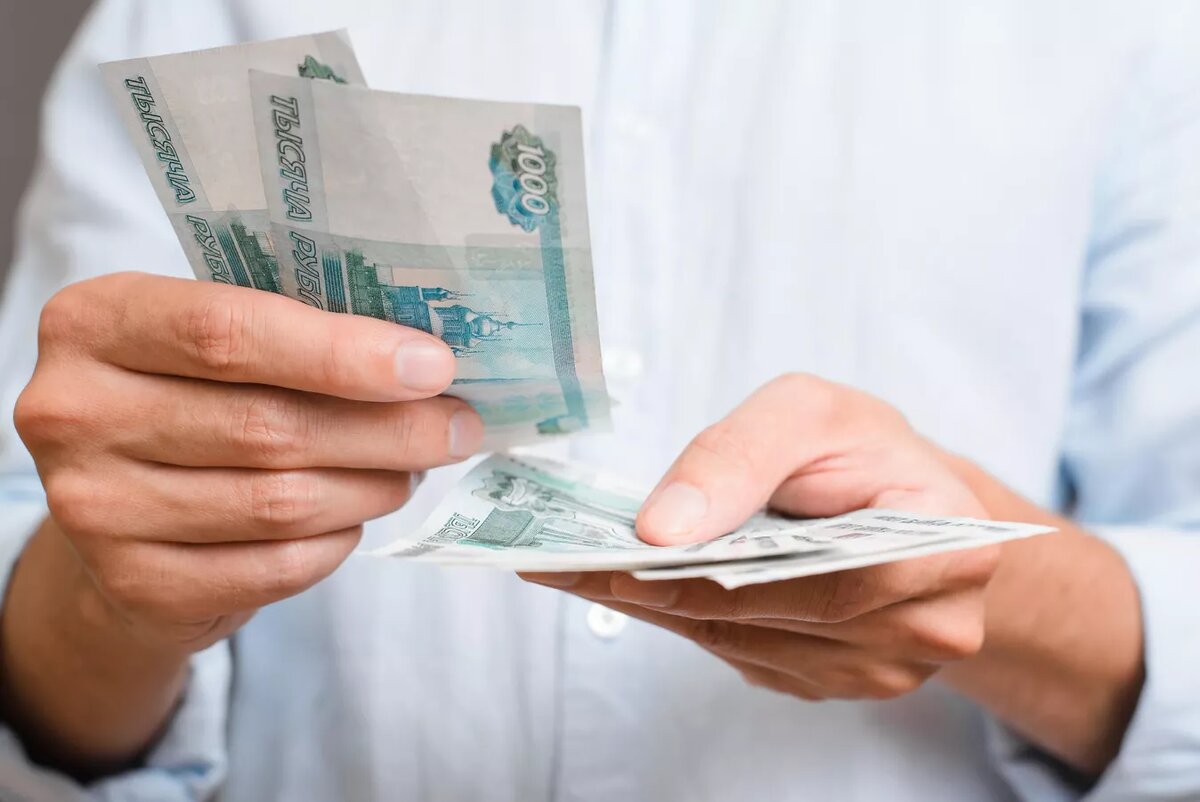 Фото: © iStock.com / Sergey Dementyev Мужчина считает рубли