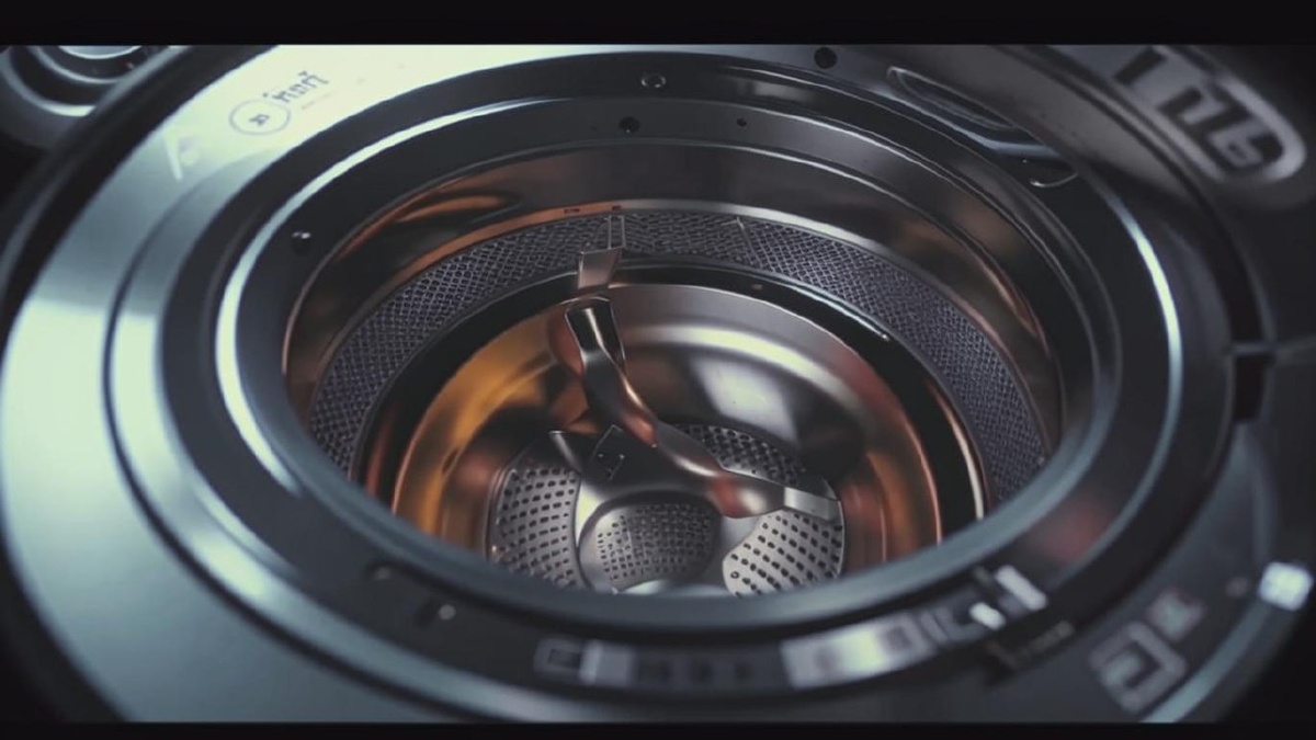 Ремонт стиральной машины глазами ИИ. Изображение созданно с помощью Кандинский 3.1 