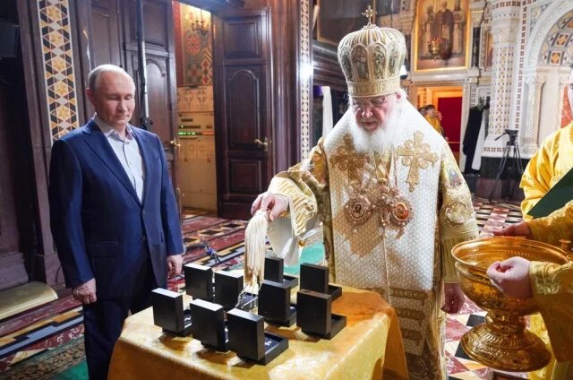    Что за нательные кресты и иконки освятил в Рождество Патриарх Кирилл?