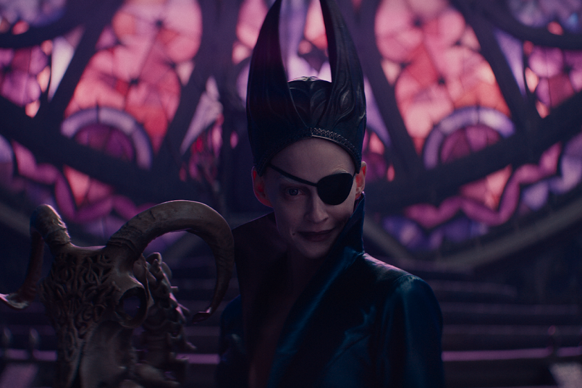 Актриса Светлана Ходченкова в роли Бастинды