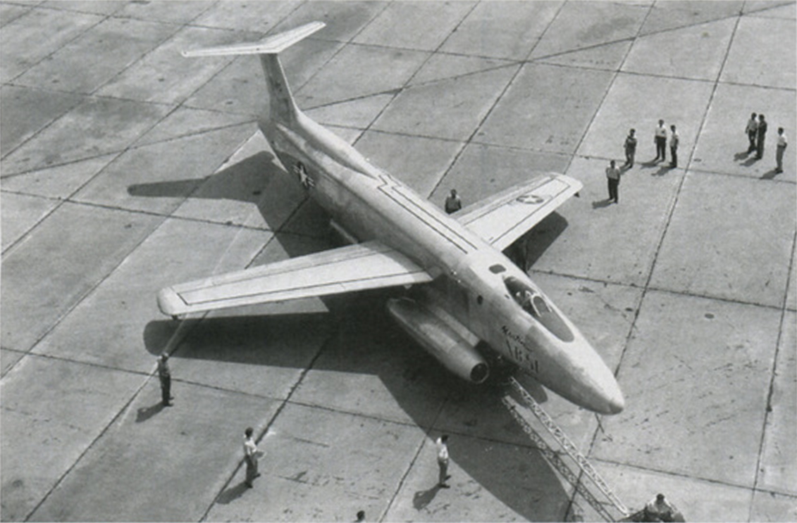выкатка первого прототипа Martin XB-51 (46-685) из цеха «B» головного завода компании Martin в Мидл-Ривер недалеко от Балтимора, штат Мэриленд. Снимок компании Martin