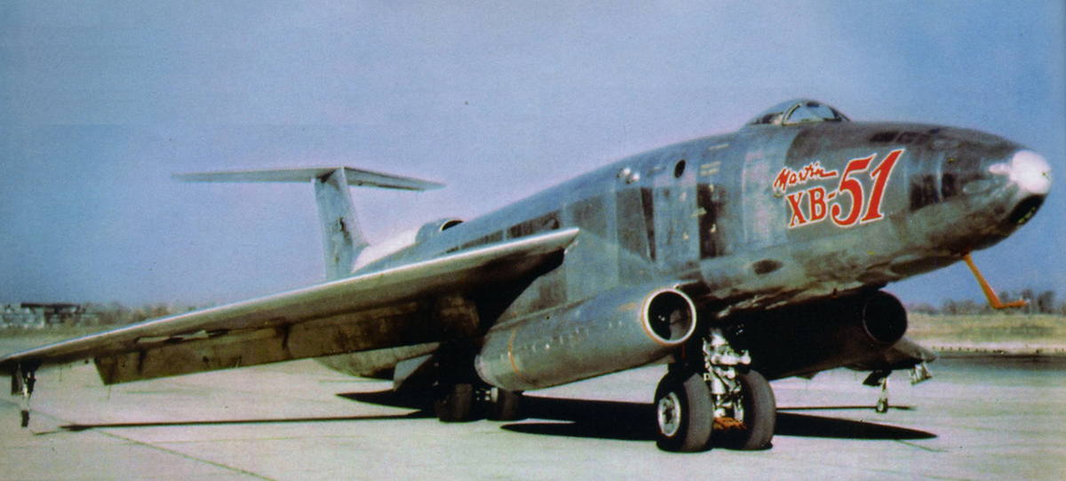 надпись на носовой части фюзеляжа получила наклон, сигнализируя о скоростных характеристиках самолета. Снимок ВВС США