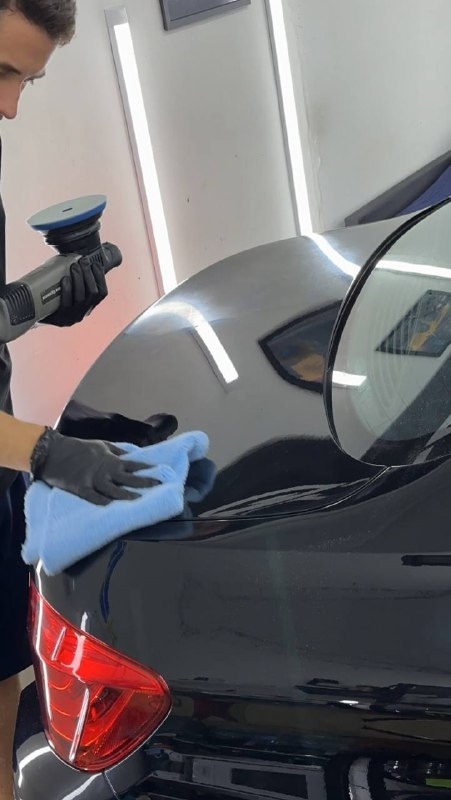 Сравните результат: На одной половине крышки багажника результат ДО, а на другой ПОСЛЕ