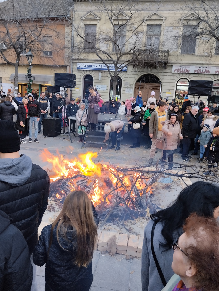 Святой Огонь на площади Сомбора. Фото автора.