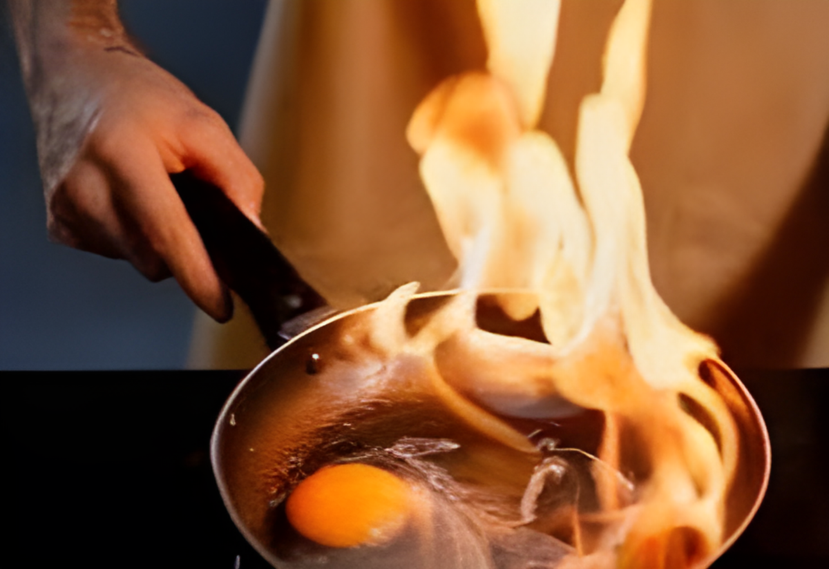 Ингредиенты:- 2-3 яйца  - 1-2 ст. ложки растительного масла или небольшой кусочек сливочного масла  - Соль и специи по вкусу