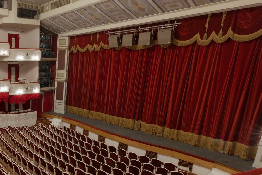 Пример театрального зала с роскошным бархатным занавесом