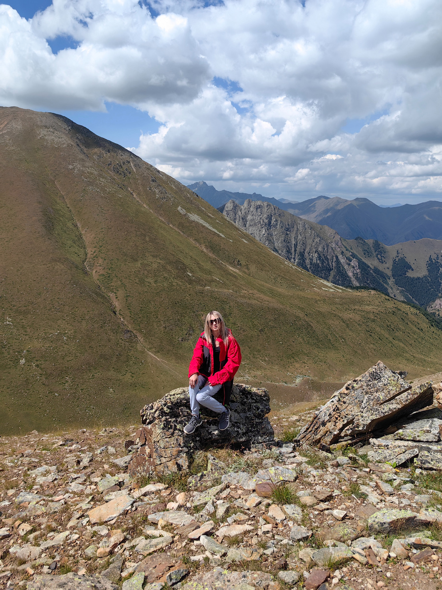На такой высоте довольно прохладно. Обязательно возьмите с собой легкую курточку или ветровку