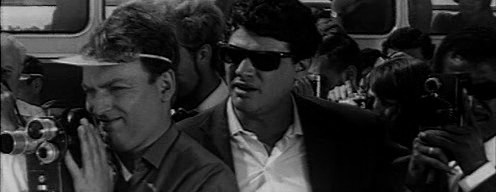 Кадр из к/ф "Спасите утопающего". О несоответствии пропаганды и жизни. 