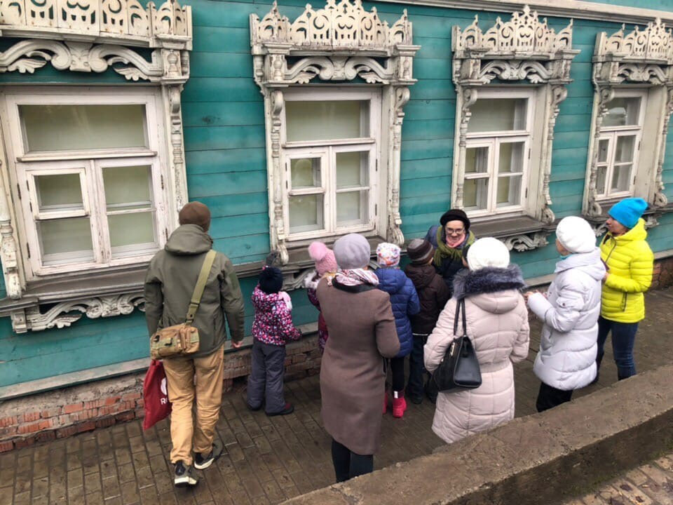Экскурсионная группа у сохранившегося деревянного особняка (1880 года постройки) на улице Герцена, 38