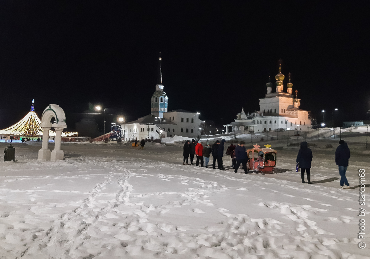 Гуляния в ночь перед Рождеством на Соборной площади Соликамска. Справа Троицкий собор (1684-1697 гг.), слева Воскресенско-Рождественская церковь (1714-1721 гг.) и соборная колокольня (1713 г.) за ней