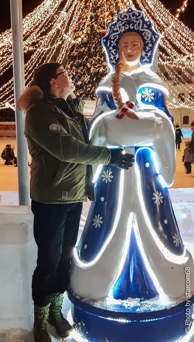 Это я с какой-то местной Снегурочкой обнимаюсь. Смотрите какие интересные блики на куртке получились. Не понял как такое возможно? Пролистывайте альбом вправо