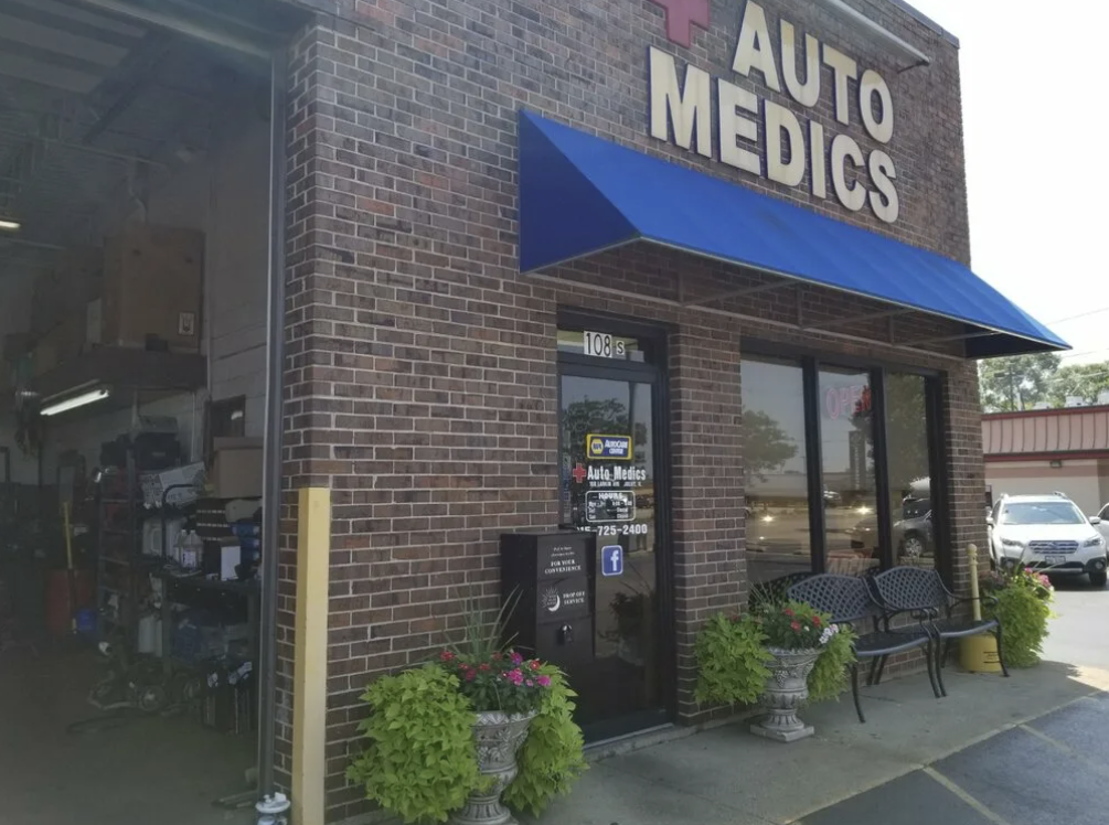 Обычная автомастерская в США