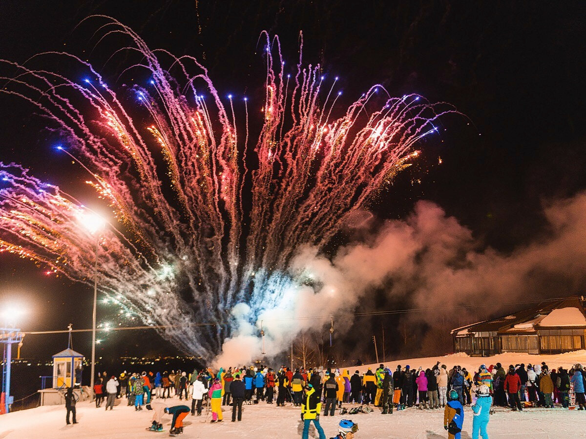 «Хабарское» — популярный центр активного и семейного отдыха в Нижегородской области. Зимой это крупнейший горнолыжный комплекс региона для комфортного отдыха всей семьёй. Источник: Спортивный клуб «Хабарское»