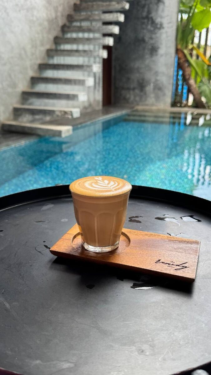 Симпатичный флет-уайт в кофейне с бассейном на Пхукете. The Remedy