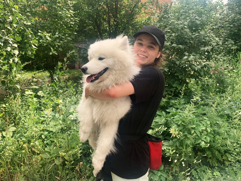 Старший инструктор Дог-центра Дружкова Юлия и самоед Чандра