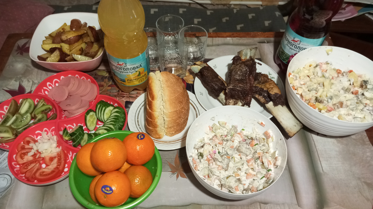 Первый стол на проводы старого года.