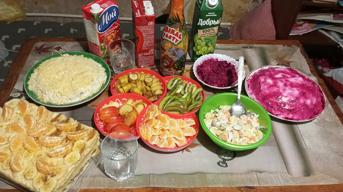 Второй стол на встречу Нового года.
