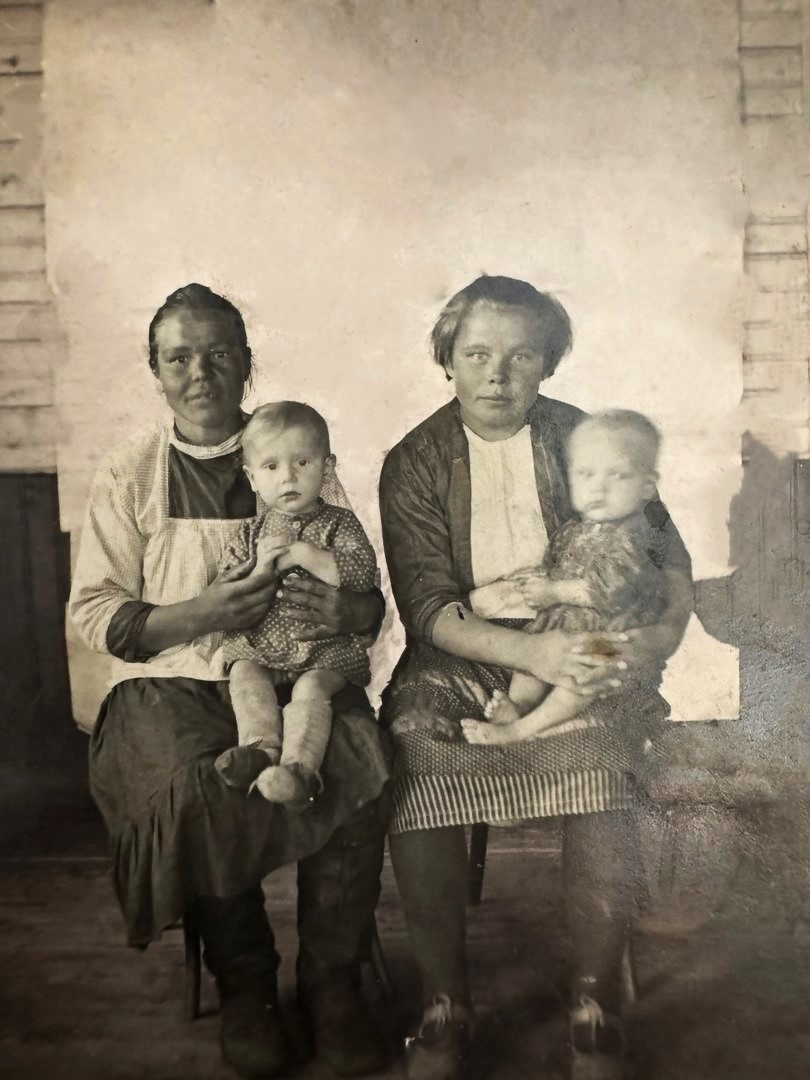 Пинежский район ,деревня Шиднема. Женщины с детьми. 1939 год