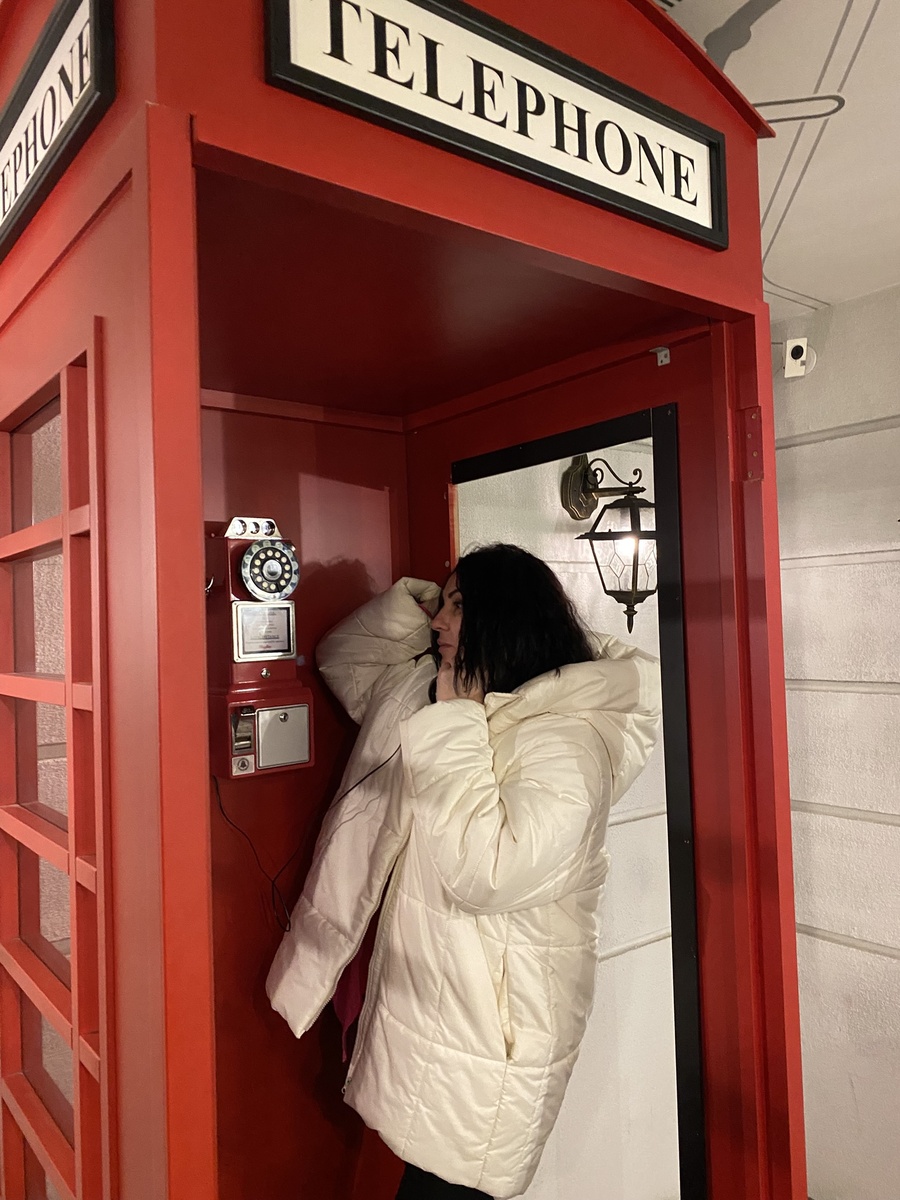 Маша пытается позводнить. Возможно в Лондон.