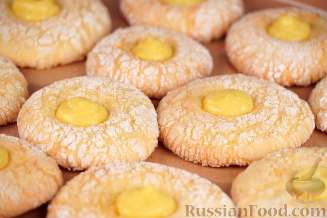 масло сливочное, яйца, сахар, мука, крахмал кукурузный, разрыхлитель, сахар ванильный, лимон, соль, сахарная пудра, молоко