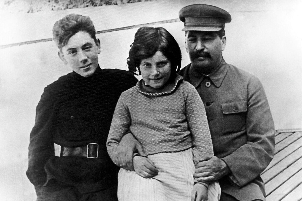 Иосиф Виссарионович Сталин со своими детьми - Светланой и Василием. 1930-е годы. Фото из личного архива Е. Коваленко. РИА Новости / @РИА "Новости"