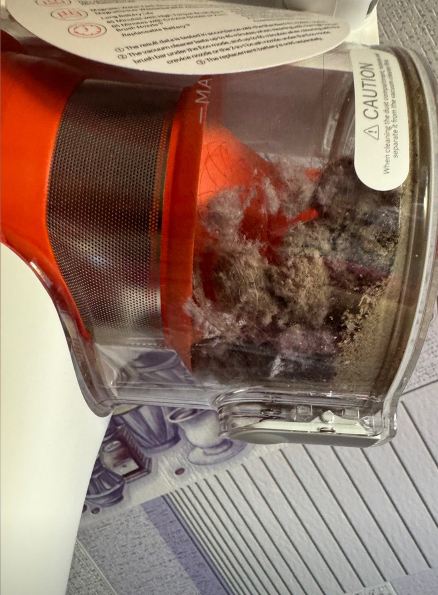 Контейнер с собранной пылью после уборки. Отличная фильтрация и высокая мощность.