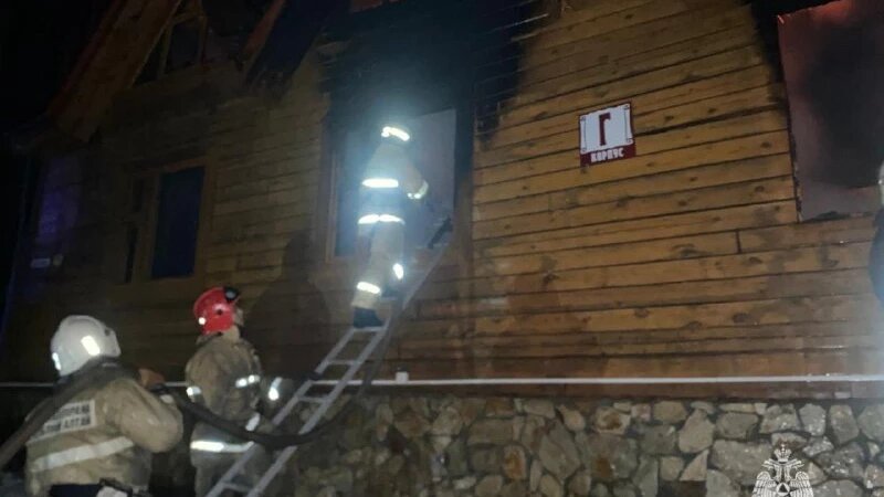     Пожар на турбазе в Алтайском крае. МЧС России