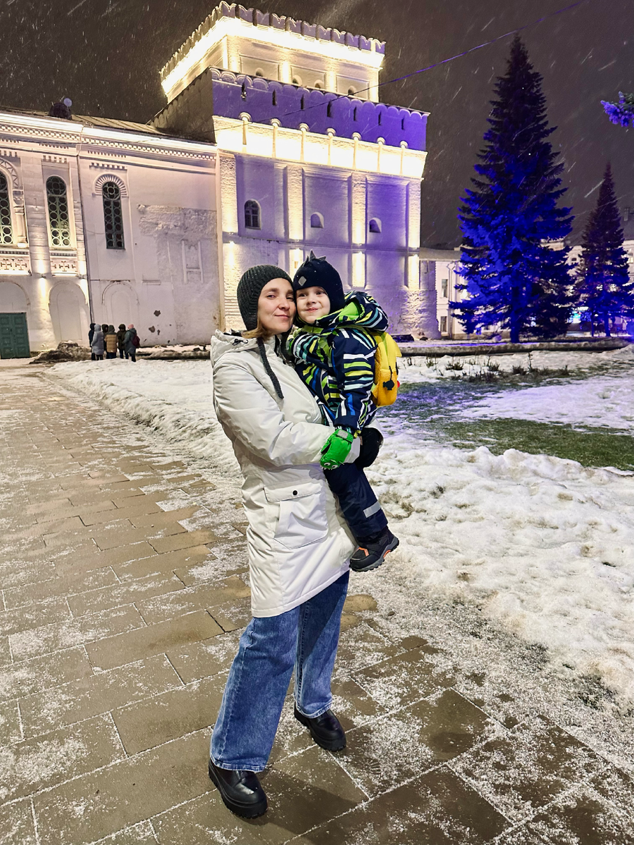 Это мы с Тимми у Знаменской башни на площади Волкова.