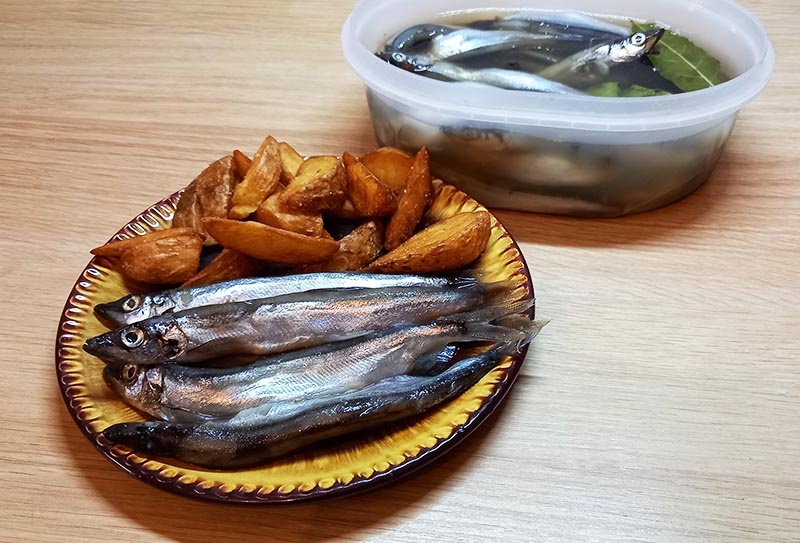 Соленая мойва в рассоле