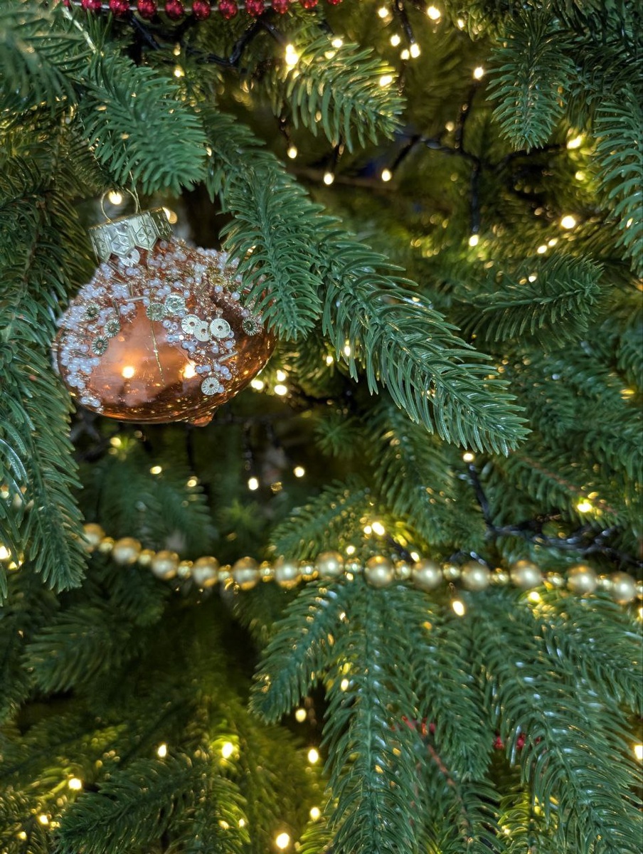 А так со включенным верхним светом. Уже заправила за крайние веточки.