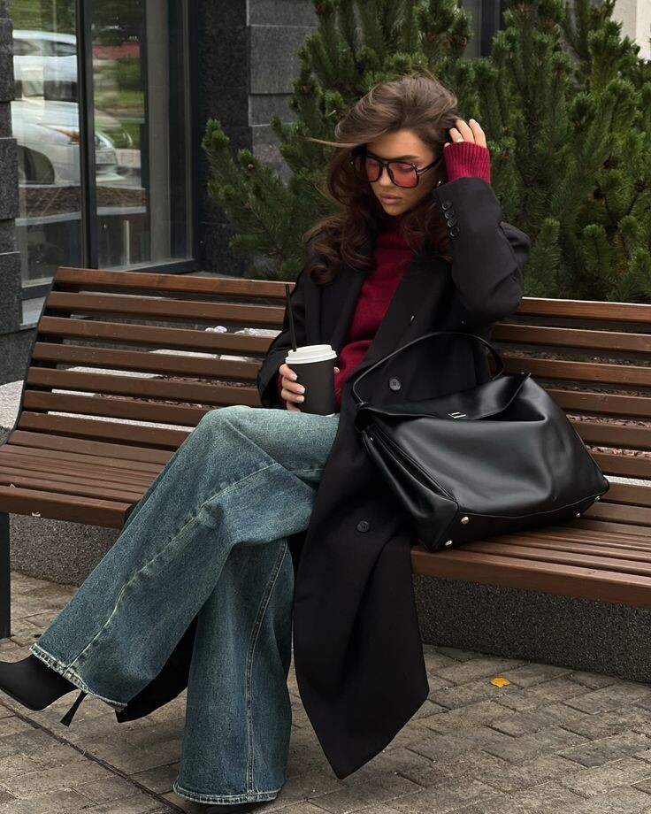 Сумки хобо, шопперы и прочие бескаркасные модели — идеальный вариант для непринужденных аутфитов на каждый день.