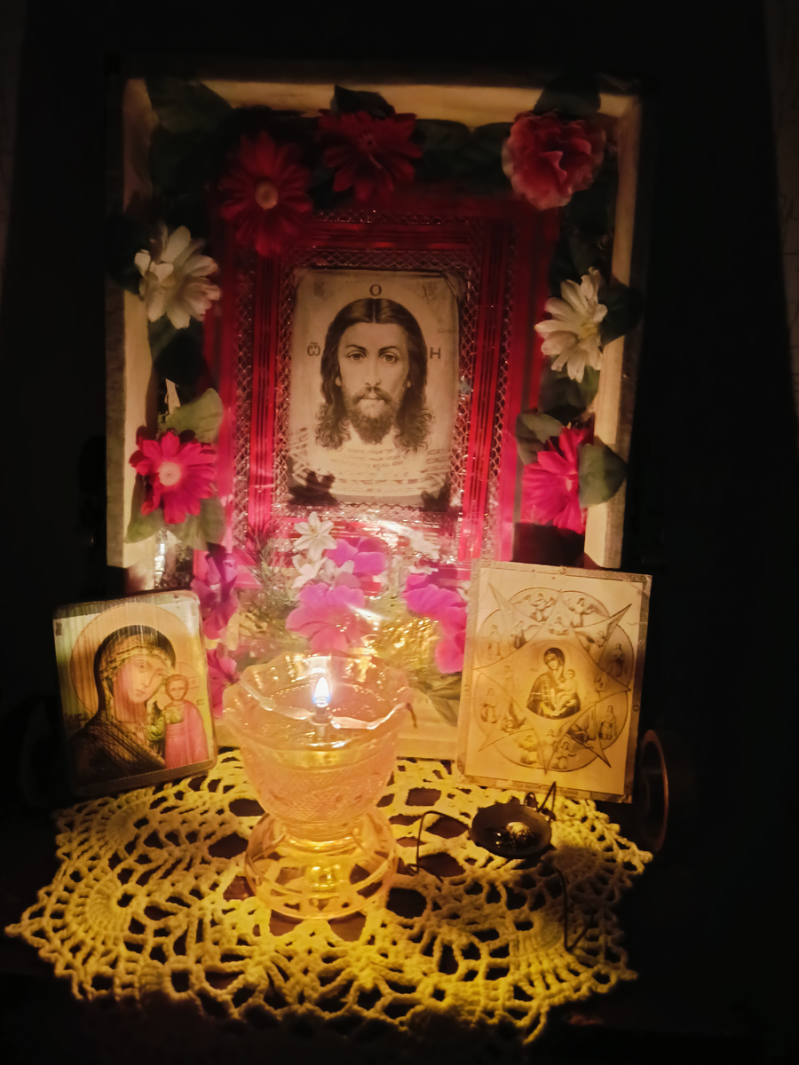 Икона Спас Нерукотворный досталась мне в наследство от моей прабабушки Клавдии Андреевны и прадеда Алексея Ивановича. Для меня имеет великую ценность.