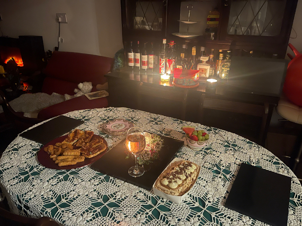 Бутылки на бэкграунде давно так стоят, а не выставлены сейчас доя бурного празднования Рождества, мне бухло любое уже надоело давно и курить бросила ещё лет в семь