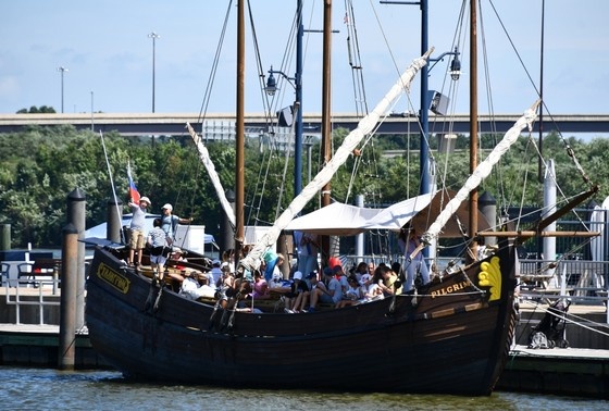    Российская деревянная ладья «Пилигрим»