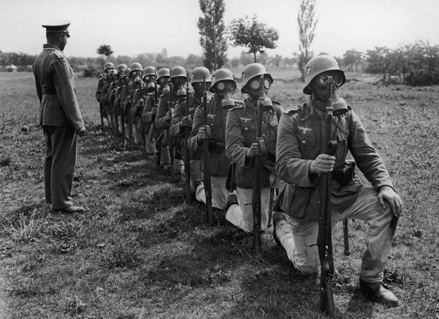 Солдаты нацистской Германии надевают противогазы во время учений около 1940 года