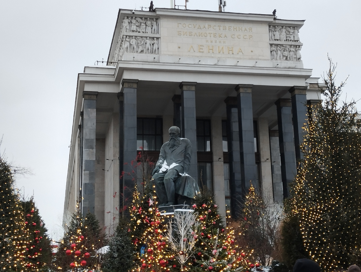 Суровый Фёдор Михайлович сурово восседает на постаменте и сурово взирает на происходящее.