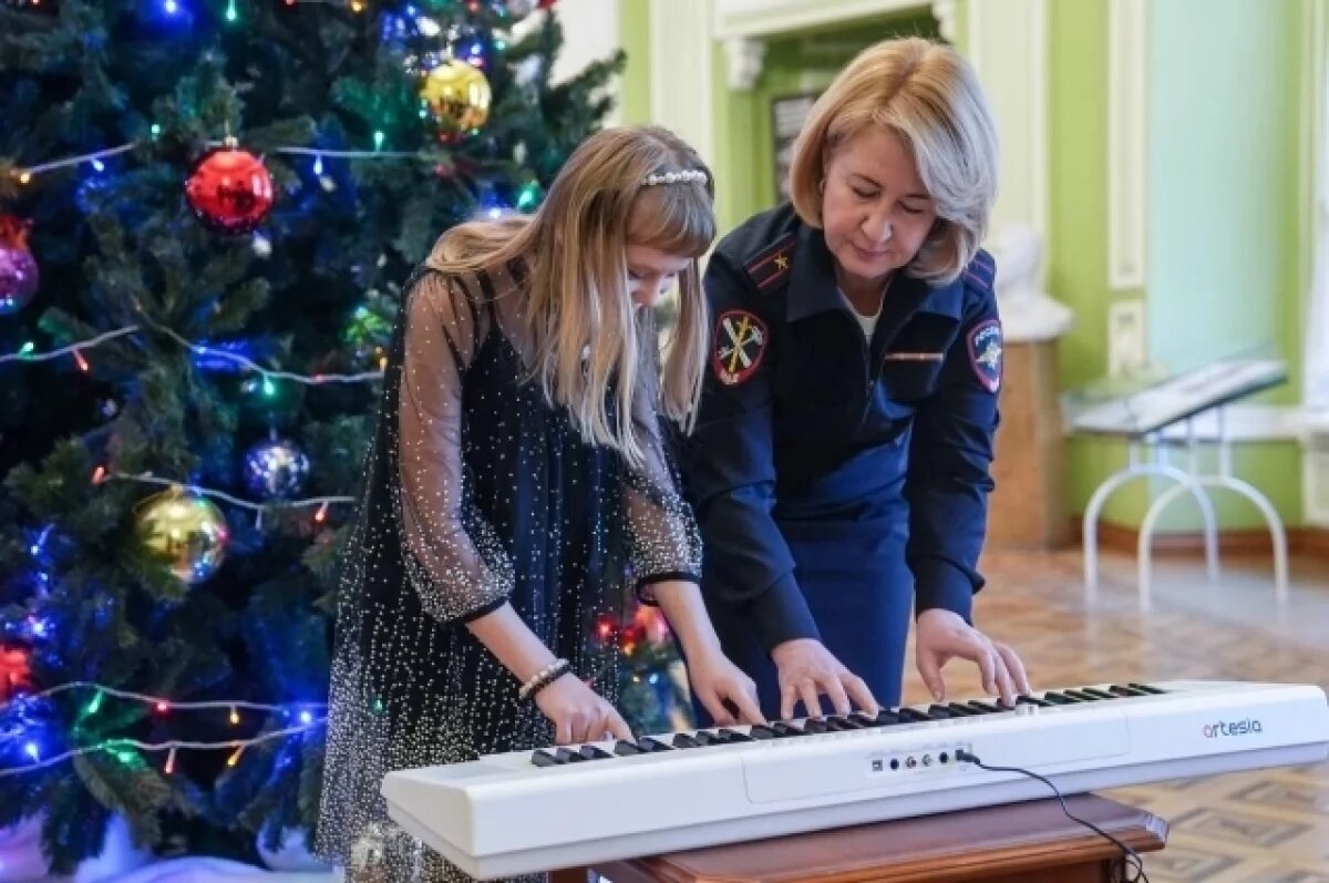    Замминистра МВД Андрей Храпов подарил девочке из Иркутска пианино