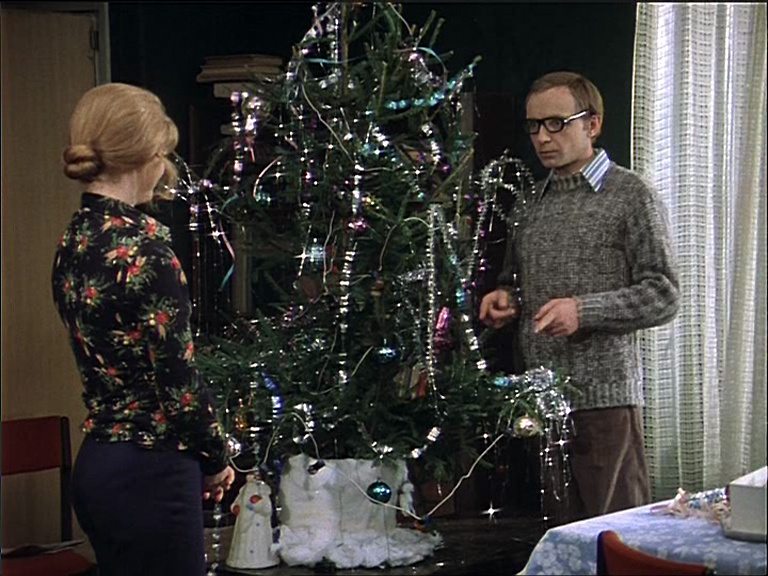 Нарядная новогодняя елочка радует глаз. Кадр из фильма «Ирония судьбы, или С лёгким паром!»