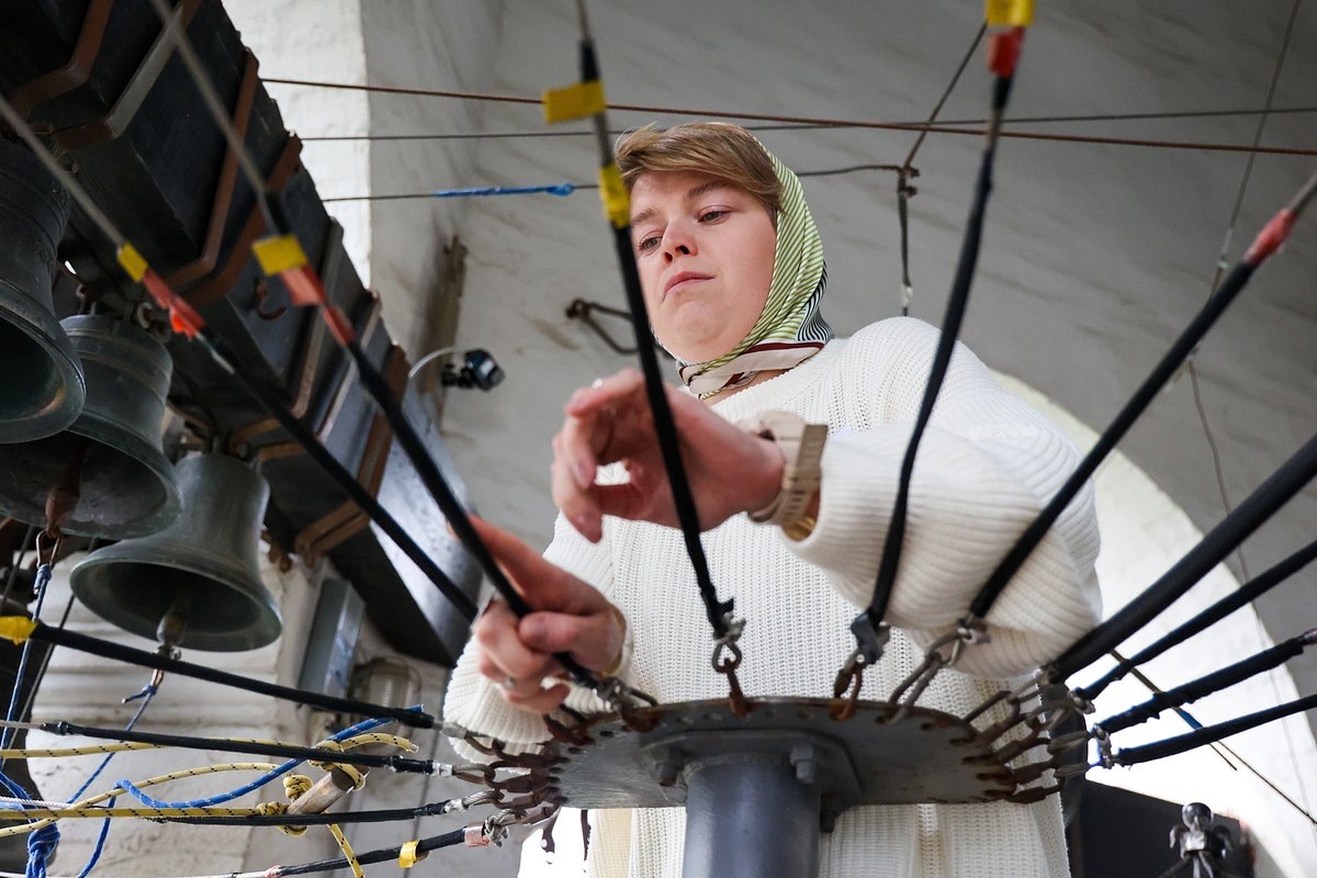 Участница XV Фестиваля звонов «Даниловские колокола» на колокольне Данилова монастыря. Фото: Андрей Парменов / ТАСС