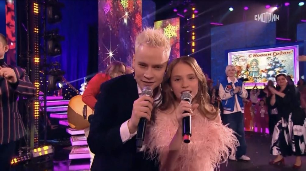   Кадр из передачи «Песни от всей души» на канале «Россия-1».