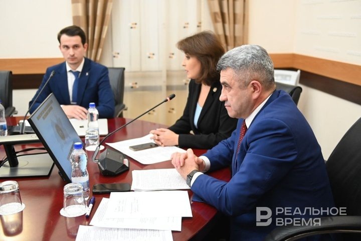 Уговаривать недовольных выпало министру Ильсуру Хадиуллину и вице-премьеру Лейле Фазлеевой. Динар Фатыхов / realnoevremya.ru