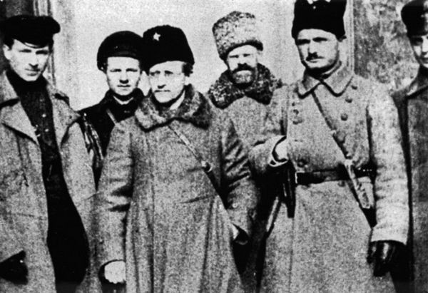 Антонов-Овсеенко в центре.