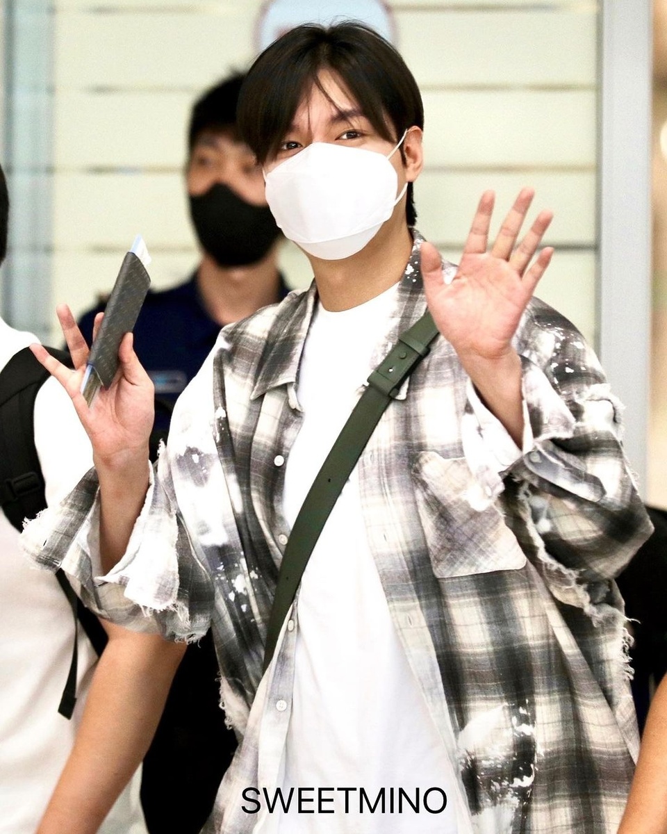 Актер Ли Минхо в аэропорту Инчхон 6 августа 2023 года приветствует фанатов