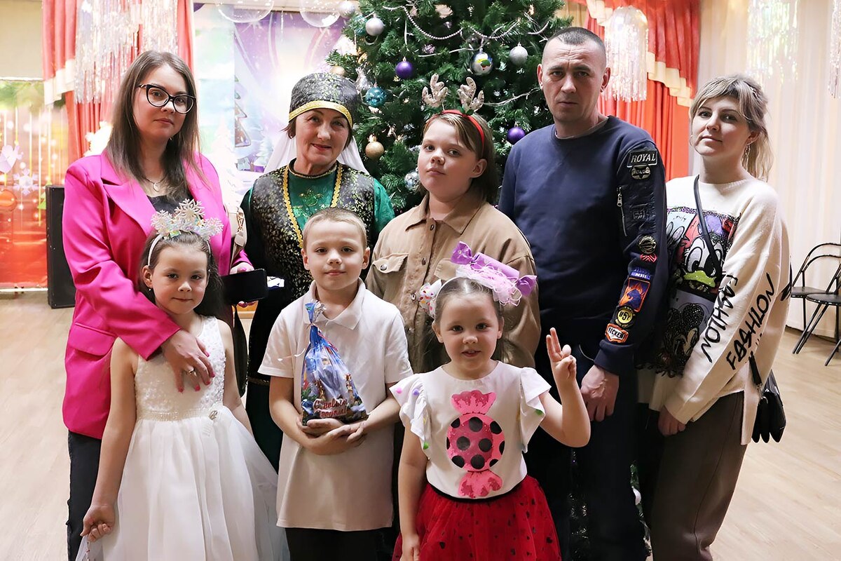 Галия БАКИЕВА (в национальном татарском костюме) вместе со своей семьёй.