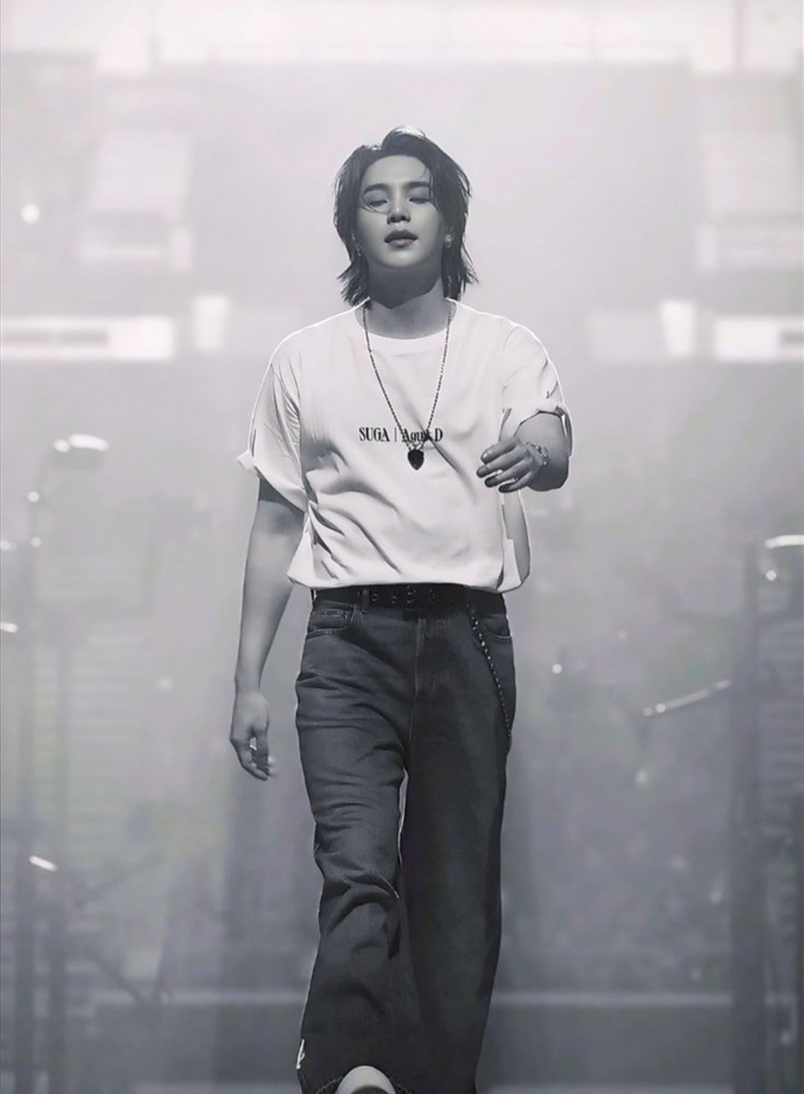 Великолепная "звездная" осанка Мин Юнги в движении.🤩🤩🤩