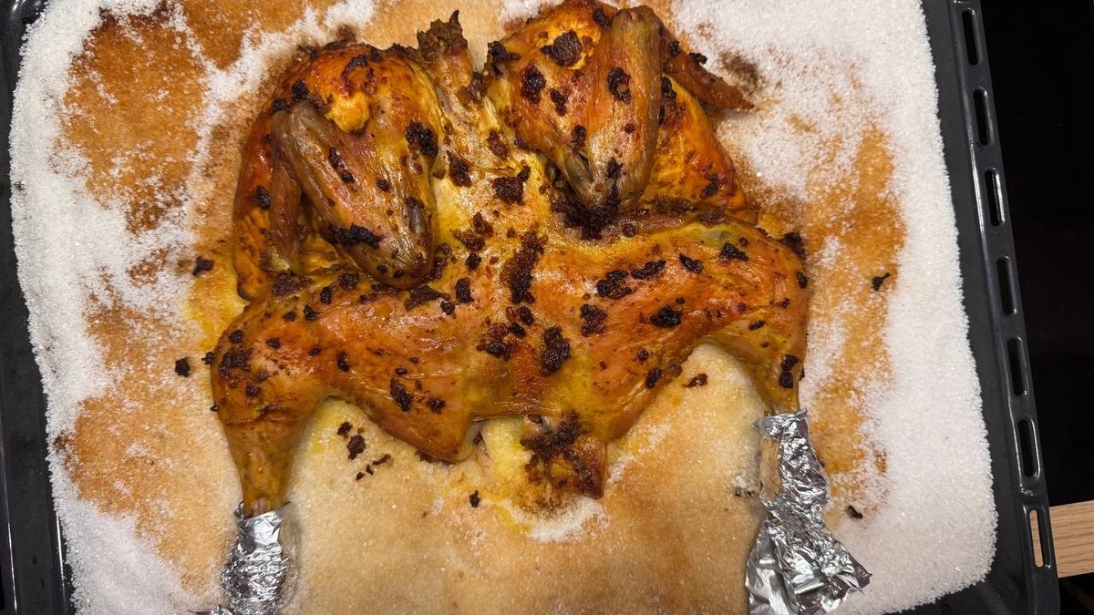 Когда курица немного остыла, берете за ножки и перекладываесе спротивня на блюдо.